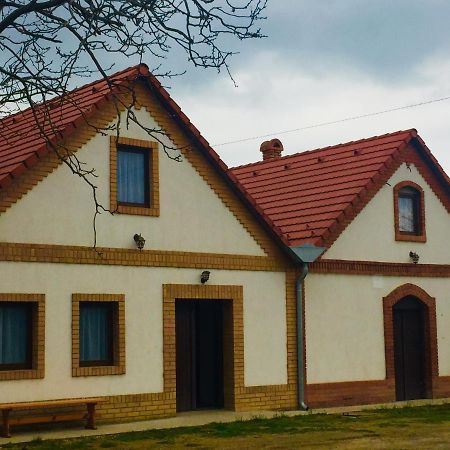 Takacs Pince Apartman Hajos Exteriör bild
